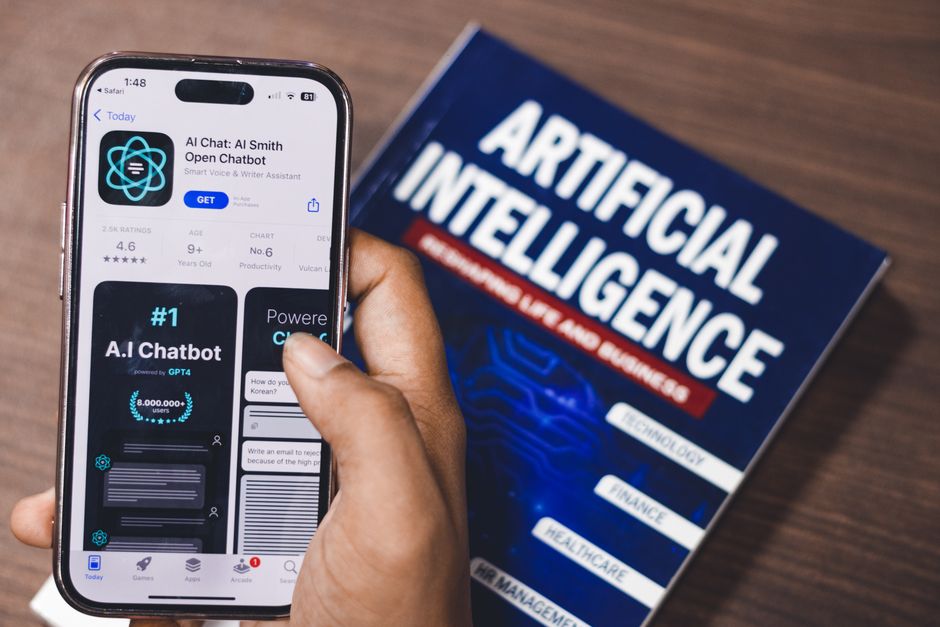 Persona utilizando un asistente de inteligencia artificial en un telefono movil