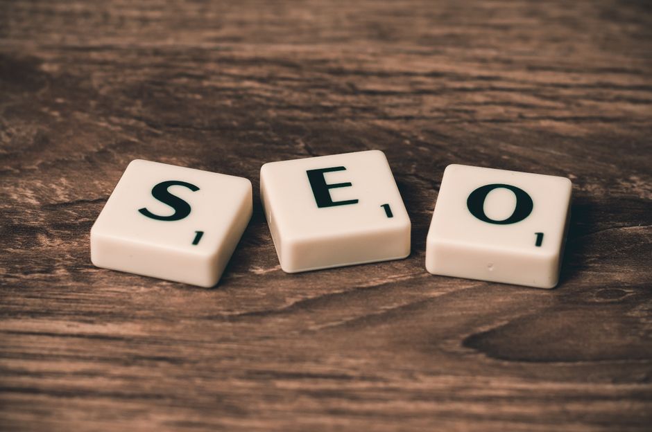Letras SEO junto a elementos de analitica para optimizacion de visibilidad en buscadores y motores generativos