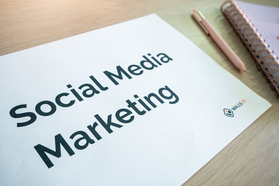Documento de estrategia de redes sociales y marketing de contenidos sobre un escritorio